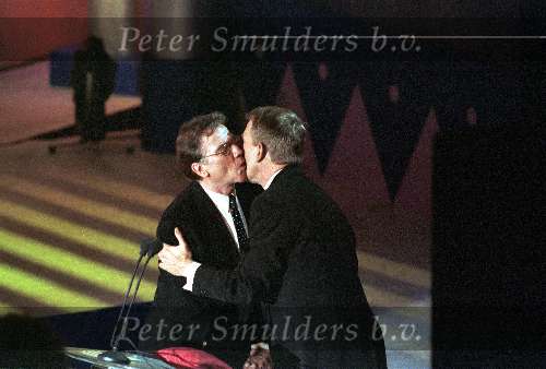 Amsterdam, 15 februari 1999
Gouden Harp winnaar Willem Niholt wordt omhelst door Harm Edens.