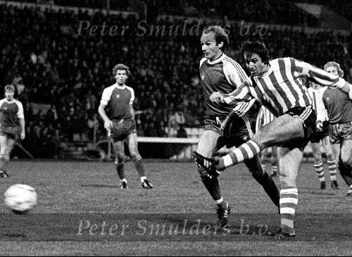 Willy v d Kuylen in duel met Tom Smits
PSV-NAC 3-0
1979
