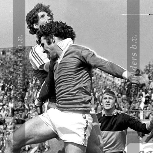 Wim v Hanegem in duel met Rob Landsbergen en Pim Doesburg 1979