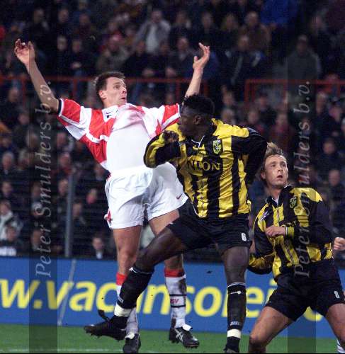 Eindhoven, 19 februari 2000
PSV-Vitesse ( kompetitie} eindstand 3-2
Andre Ooijer in duel met Mahamadou Diarra