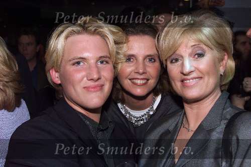 Bussum 3 februari 2000
Afscheidsfeest Roos van discotheek STARS
Anita Meijer met haar kapper en dochter van AZ-Molenar