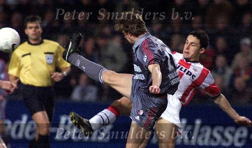 Eindhoven, 3 februari 2000
PSV-Feyenoord, eindstand
Bert Konterman in duel met Mark v Bommel
Mooie aktie