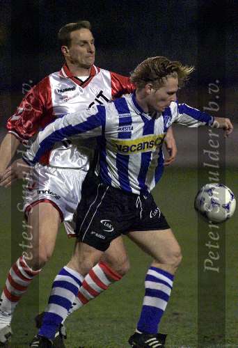 Eindhoven, 31 januari 2000
EVV Eindhoven-SC Emmen, eindstand 0-1
Bert Zuurman in duel met Alfons Arts