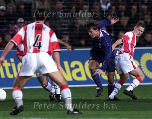 Eindhoven, 10 februari 2000
PSV-AJAX, eindstand 4-0
Brian Laudrup contra Jan Heintze (onzichtbaar) en Johann Vogel