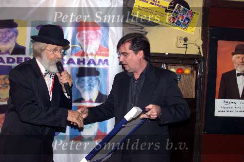 Breda, 17 februari 2000
Nieuwe CD uitreiking Vader Abraham en 30 jaar in het vak
Pierre Kartner hier met Cees v Kooten