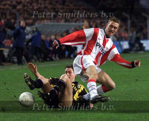 Eindhoven, 19 februari 2000
PSV-Vitesse ( kompetitie} eindstand 3-2
Dennis Rommedahl in duel met Louis Laros