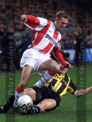 Eindhoven, 19 februari 2000
PSV-Vitesse ( kompetitie} eindstand 3-2
Dennis Rommedahl in duel met Louis Laros