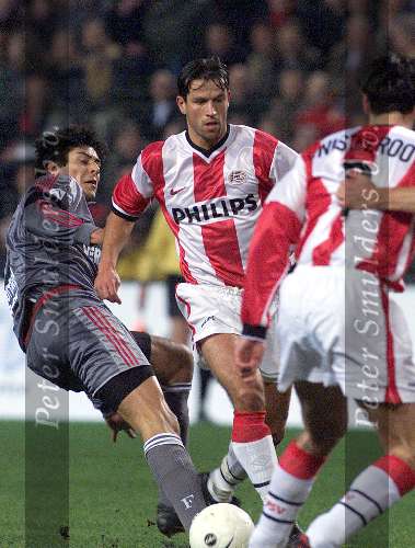 Eindhoven, 3 februari 2000
PSV-Feyenoord, eindstand 0-1
ERNEST FABER in duel met CRUZ