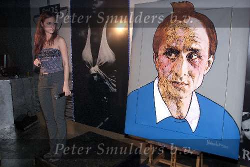 Bussum 3 februari 2000
Afscheidsfeest Roos van discotheek STARS
Fabienne de Vries veilt het schilderij van Johan Cruyffje