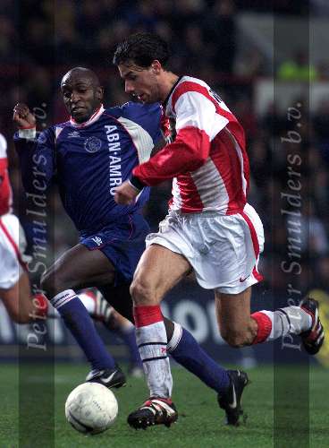 Eindhoven10 februari 2000
PSV-AJAX, eindstand 4-0
Ruud v Nistelrooyin duel met Ferdi Vierklau