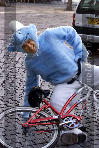 Breda 17 februari 2000
Frans Bauer als smurf onder de fiets