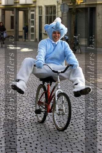 Breda, 17 februari 2000
Frans Bauer als smurf op de fiets