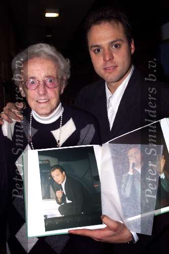 Rotterdam 29 december 1999
Frans Bauer viert zijn 26e verjaardag na het laatste optreden in deze eeuw.
Frans Bauer met zijn oudste fan
