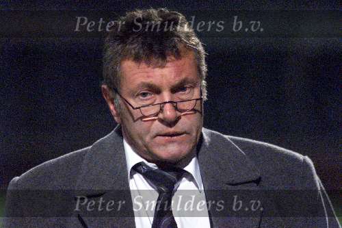 OSS, 26 februari 2000
Top Oss-Heracles, eindstand 4-0
Een geplaagde trainer FRITS KORBACH