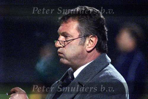 OSS, 26 februari 2000
Top Oss-Heracles, eindstand 4-0
Een geplaagde trainer FRITS KORBACH