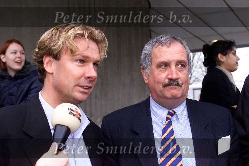 Breda 18 februari 2000
Hans Kraaij Jr. met zijn advocaat bij de rechtbank van Breda.
HK is veroordeeld ontzegging rijbevoegdheid 9 maanden waar van 6 maanden voorwaardelijk met een boete van fl. 5000.-