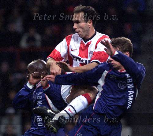 Eindhoven10 februari 2000
PSV-AJAX, eindstand 4-0
JURGEN DIRKX in duel met Ferdi Vierklau en John Nieuwenburg
