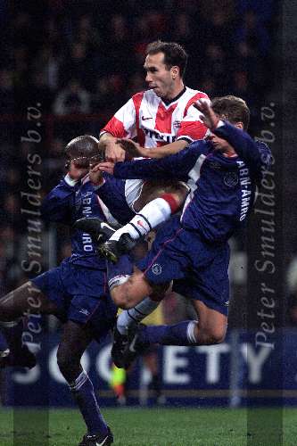 Eindhoven10 februari 2000
PSV-AJAX, eindstand 4-0
JURGEN DIRKX in duel met Ferdi Vierklau en John Nieuwenburg