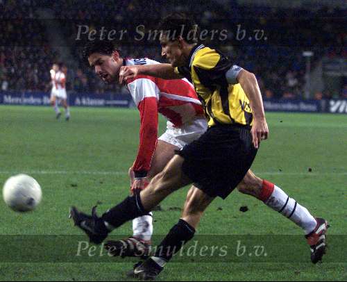 Eindhoven, 19 februari 2000
PSV-Vitesse ( kompetitie} eindstand 3-2
Marc v Hintum in duel met Ruud v Nistelrooy