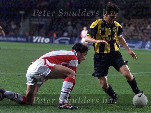 Eindhoven, 19 februari 2000
PSV-Vitesse ( kompetitie} eindstand 3-2
Marc v Hintum in duel Ruud v Nistelrooy