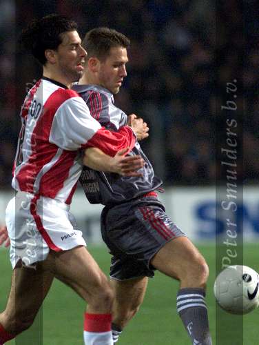 Eindhoven, 3 februari 2000
PSV-Feyenoord, eindstand 0-1
BAS PAAUWE in duel met RUUD V NISTELROOY