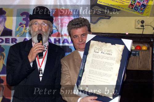 Breda, 17 februari 2000
Nieuwe CD uitreiking Vader Abraham en 30 jaar in het vak
Pierre Kartner hier met zijn oud manager Rene Frijters