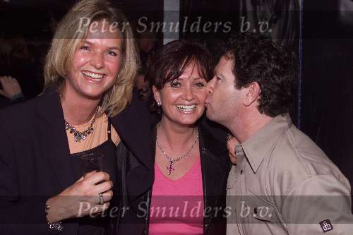 Bussum 3 februari 2000
Afscheidsfeest Roos van discotheek STARS
Ton de Leeuwen met zijn vriendin Annemiek (links) en Laura
(zus Leontine Ruiters)
