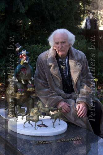 Oud Valkeveen 11 februari 2000
Toni Boltini bij zijn toekomstig graf.