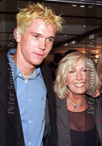 Willeke Alberti met haar  zoon Johnny de mol