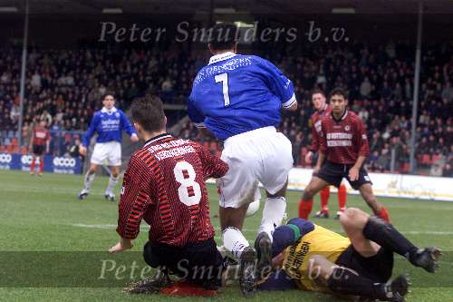 Den Bosch, 18 februari 2001
Topper in de eerste divisie tussen de nummers een en twee
FC Den Bosch-Excelsior, eindstand 4-0

7Mourad Mghizrat in duel met Carlo L\\\'Ami enMichel Kruyer

PETER SMULDERS BV