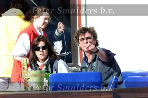 Zurs 17 februari 2001
Prinses Caroline van monaco samen met haar vriend Ernst v Hannover op een terrasje