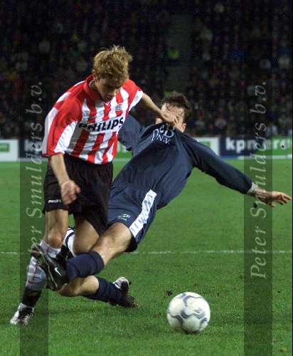Eindhoven, 10 februari 2001
Kompetitie seizoen 2000/2001
PSV-AZ , eindstand 3-0 door 2 doelpunten Kezman en een penalty van Arnold Bruggink
KEZMAN shirtje trekken