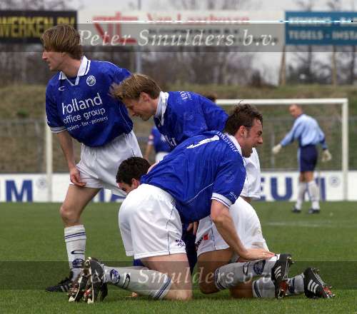 Den Bosch, 18 februari 2001
Topper in de eerste divisie tussen de nummers een en twee
FC Den Bosch-Excelsior, eindstand 4-0
eerste doelpunt FC Den Bosch door Koen v d Laak die wordt bedolven door enkele ploeggenoten