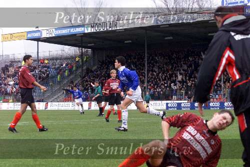Den Bosch, 18 februari 2001
Topper in de eerste divisie tussen de nummers een en twee
FC Den Bosch-Excelsior, eindstand 4-0
Koen v d Laak heeft FC Den bosch op 1-0 gebracht