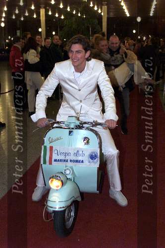 Den Haag, 24 februari 2001
Premiere film COSTA
Michiel Huisman op zijn Vespa scooter