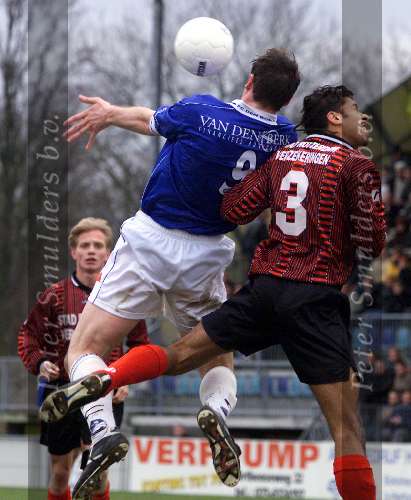 Den Bosch, 18 februari 2001
Topper in de eerste divisie tussen de nummers een en twee
FC Den Bosch-Excelsior, eindstand 4-0
Bart v d Eede in duel met Steve Olfers(3)