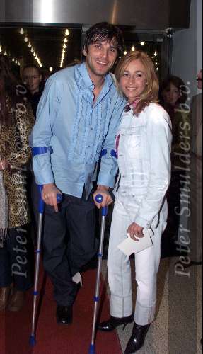 Den Haag, 24 februari 2001
Premiere film COSTA
Wendy v Dijk en Xander de Buisonje ( Volumia) met krukken