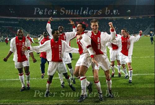 Amsterdam 12 december 2001    Ajax 2 -FC Twente 2-1
Uitbundige Ajax spelers na de winst op de bekerhouder FC Twente