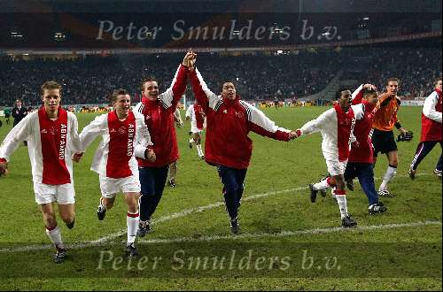 Amsterdam 12 december 2001    Ajax 2 -FC Twente 2-1
Uitbundige Ajax spelers na de winst op de bekerhouder FC Twente