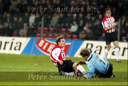 Eindhoven 30 januari 2002
PSV-Feyenoord voor de KNVB Beker
Arnold Bruggink in duel met Edwin Zoetebier