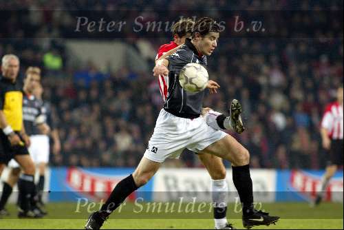 Eindhoven 30 januari 2002
PSV-Feyenoord voor de KNVB Beker
Brett Emerton in duel met Kezman
