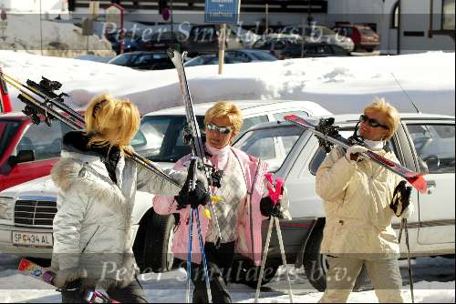 Zurs 17 februari 2002
Natasja Froger met hun zoontje en Anita Meijer en Caroline Tensen tijdens wintersport  sneeuw