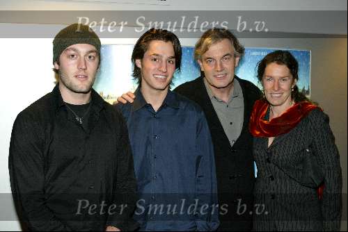 Scheveningen 20 januari 2002
Premiere THom & Thomas
Derek de Lint met vrouw en zonen
