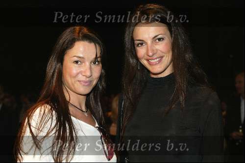Amsterdam 24 februari 2002
Brillen modeshow in de confection factory.
Irene v d Laar met zus