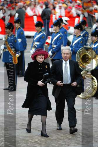 Amsterdam 2 februari 2002
Trouwen Maxima en Prins Willem Alexander
met beveiliging en chauffeur met rolls royce
Jeltje NIEUWENHOVEN met man