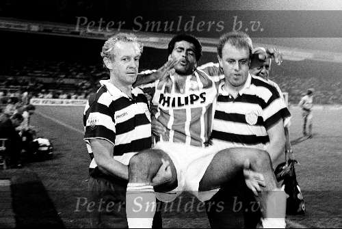 Eindhoven, 1990 Romario wordt ondersteund door monne de Wit en Mart v d Heuvel