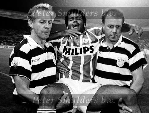 Eindhoven, 1990 Romario wordt ondersteund door monne de Wit en Mart v d Heuvel