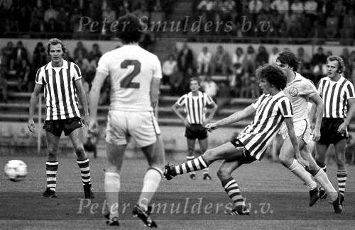 Eindhoven 4 Augustus 1979
PSV Leeds United, eindstand 1-1
Op de foto aan de bal michel Valke met rechts van hem Rene v d Kerkhof, links van hem willy v d Kerkhof en op de achtergrond Adri v Kraaij
