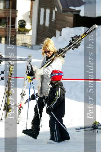 Zurs 17 februari 2002
Natasja Froger met hun zoontje 
Wintersport Sneeuw