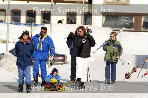 Zurs 17 februari 2002
Prinses Caroline v Monaco met baby en Prins Ernst van Hannover op ski\\\'s